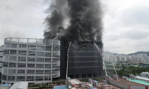 건물 6층 안쪽서 발화…철제 선반 빼곡한 ‘메자닌 구조’ 진화 난항