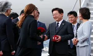 ‘이정후 사인볼’ 받은 이 대통령… AI 심장부서 젠슨황 등 연쇄 회동</b>