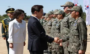 브라질 도착한 이 대통령… 수송기 C-390 시찰