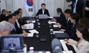이 대통령 “석유 최고가격제 지속… 유류세 인하도 유지”