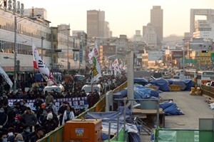 청계천 복원 공사가 진행 중이던 2003년 12월 청계천 노점상 강제철거를 규탄하며 전국노점상연합이 투쟁대회를 열었다. 류우종 기자