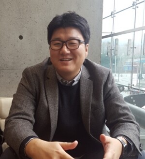 강태훈씨가 11월25일 경기도 성남 네이버 그린팩토리에서 강연 전 인터뷰를 하고 있다.
