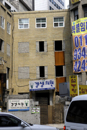 지난 5월16일 서울 소공동 갱생의원의 출입문이 평일임에도 닫혀 있다. 1970년대 서울 중심가를 이루던 의원 건물에서 과거의 영화를 찾기는 쉽지 않다. 의원 관계자는 “건물을 손질해서 다시 문을 열 계획”이라고 말했다.