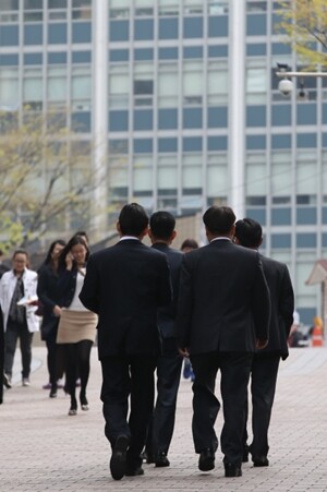 기업에서 관리직으로 일하는 회사원, 임원이나 의사·회계사 등 전문직을 일컬어 ‘중간계급’이라고 부른다. 한겨레 이정아 기자