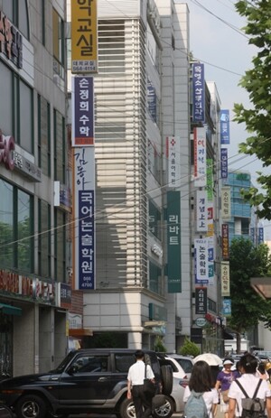 ‘사교육 1번지’로 불리는 서울 강남구 대치동 학원가 모습. 중산층은 자신의 벌이 가운데 상당액을 교육비로 쓴다. 자녀가 중산층을 유지하길 바라는 마음에서다. 한겨레 윤운식 기자