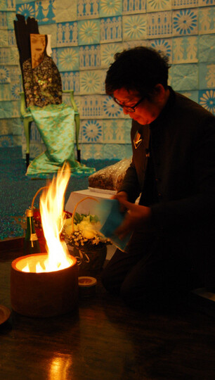 윤석남 선생이 여성사전시관에서 ‘바리데기 보내기’ 행사를 하며 파란 한지를 태우고 있다. 이 행사는 공교롭게도 여성사전시관의 운영권이 다른 곳으로 넘어가는 데 대한 정리의 자리가 되었다.