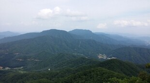 경기도 가평군 주금산 정상에서 본 서리산과 축령산. 김선수