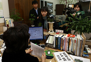 김영경 청년유니온 대표(왼쪽 두 번째)가 3월18일 오전 노동부에 노조설립 신고서를 제출하고 있다. <한겨레21> 류우종 기자
