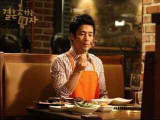 〈결혼 못하는 남자〉의 조재희는 ‘혼자 놀기’에 도전의식을 불러일으켰다. 그는 집에서 혼자 화려한 만찬을 차려 먹고, 혼자 고깃집에 가서 고기를 음미하며 먹는다. 한국방송 제공