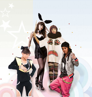 2NE1의 스타일은 기존 걸 그룹들의 ‘예쁜’ 패션과 다르다. 과감한 의상에 튀는 액세서리까지, 스타일의 모험을 피하지 않는다. CL, 박봄, 공민지, 산다라박(왼쪽부터). 사진 YG엔터테인먼트
