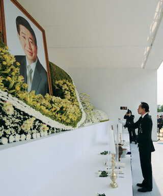 이명박 대통령은 ‘경제 살리기’가 여의치 않자 도덕주의 정부를 천명하며 부패 척결과 법질서 확립을 강조했다. 경제 전문가가 한순간 도덕주의자로 변신한 것이다. 이 대통령이 5월29일 경복궁 흥례문 앞 광장에서 노무현 전 대통령 영결식에서 분향하고 있다. 사진공동취재단