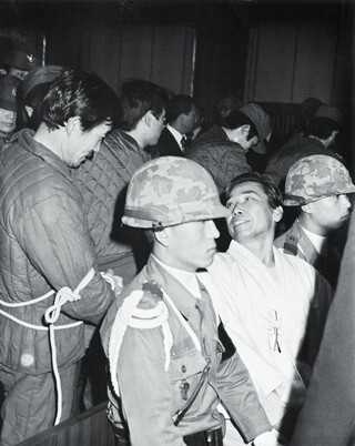 김재규 전 중앙정보부장이 1979년 12월8일 계엄보통군법회의 대법정에서 박선호 의전과장과 만났다. ‘대통령의 사람들’이던 그들은 무슨 말을 나눴을까. 대한민국정부 기록사진집