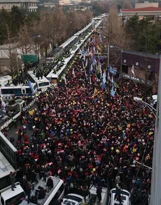 2016년 12월3일 6차 촛불집회에서 청와대를 향해 행진하는 시민들. 청와대를 따라 경찰 차벽이 늘어서 있다. 한겨레 김정효 기자