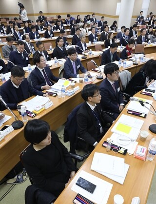 11월19일 열린 전국법관대표회의에 참석한 판사들이 사법 농단 연루 판사 탄핵 안건을 논의하고 있다.  공동취재사진