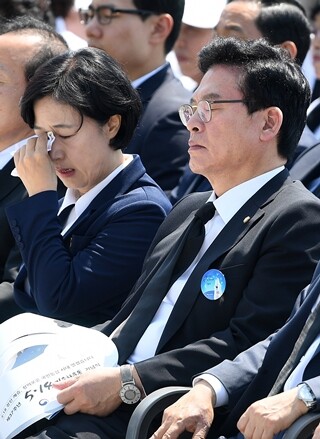 5·18 민주화운동 기념식에 정우택 자유한국당 원내대표가 참석했다. 정 원내대표는 이날 <임을 위한 행진곡>을 제창하지 않고 굳게 입을 다물었다. 사진공동취재단