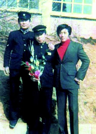 1979년 박래전(가운데)의 중학교 졸업식 직후 기념사진을 찍은 박래군(왼쪽). 박래전 열사 추모사업회 제공