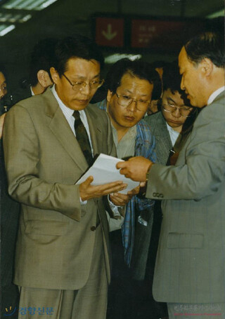 황석영 작가는 1989년 3월 남쪽 문인으로는 분단 이후 처음으로 북한을 방문해 김일성 주석을 만난 이래 10년 가까이 망명과 투옥의 고난을 겪어야 했다. 그해 3월20일 도쿄를 거쳐 베이징에서 고려항공을 타고 단신으로 평양 순안공항에 도착한 황 작가가 초청자인 조선문학예술총동맹에서 마련한 환영식에서 화동에게 꽃다발을 받고 있다. 사진 작가회의 제공