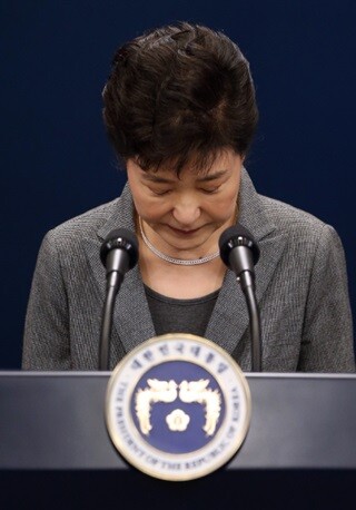 11월29일 박근혜 대통령이 청와대에서 3차 대국민 담화를 마친 뒤 인사하고 있다. 그는 “진퇴 문제를 국회에 맡기겠다”고 말했다. 청와대사진기자단