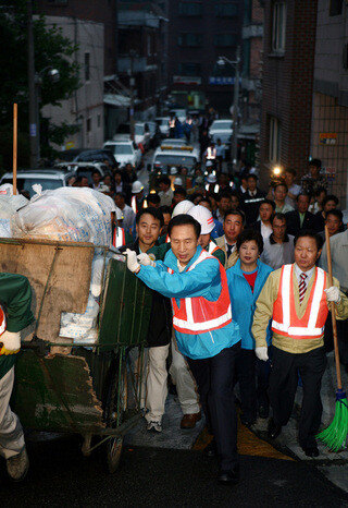 지난 2007년 9월10일 당시 이명박 한나라당 대선후보가 선거를 100일 앞두고 서울 용산구 이태원 일대에서 환경미화원들과 함께 거리 청소를 하고 있다. 사진 한겨레 자료