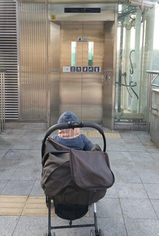 지하철 엘리베이터 앞에 멈춰 선 유모차. 이승준