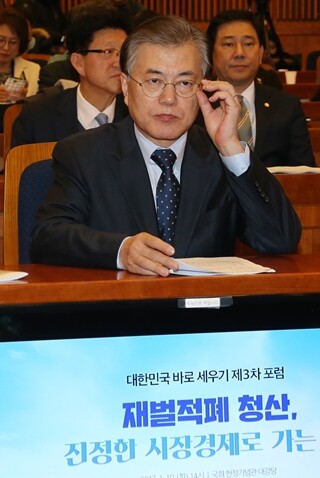 문재인 대통령이 취임 전인 1월10일 국회 헌정기념관에서 기조강연을 하기 전에 안경을 추어올리고 있다. 이날 그는 “재벌 중에서도 4대 재벌의 개혁에 집중하겠다”고 밝혔다. 한겨레 이정우 선임기자