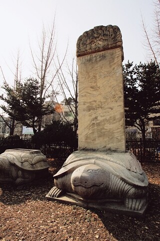 삼전도비(사진)는 조선왕조가 ‘아버지 나라(명)의 원수(청)’에 항복한 사건을 기록했다. 이후 조선은 청나라를 겨냥해 ‘북벌’을 계획했지만, 오히려 청의 명령으로 ‘나선정벌’ 때 러시아와 전쟁을 치른다. 굴욕의 역사는 위정자에 의해 ‘북벌 승리’로 조작된다. 국립중앙박물관 제공