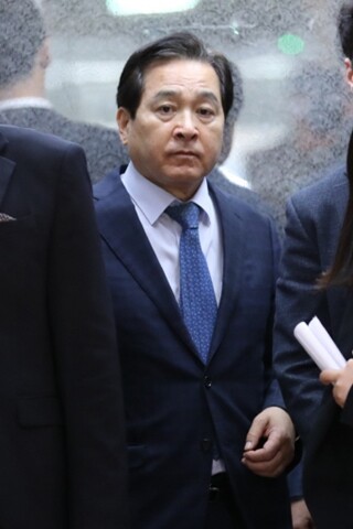 10월1일 국회 정론관 엘리베이터에 오르는 심재철 자유한국당 의원.  한겨레 강창광 기자