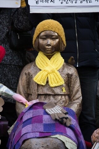 서울 중학동 주한 일본대사관 앞 일본군 ‘위안부’ 소녀상. 김진수 기자
