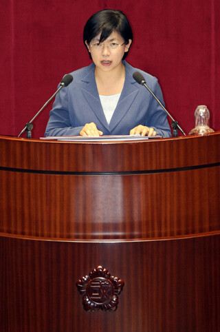 이정희 민주노동당 대표가 6월7일 국회 본회의 연설을 하고 있다. 이 대표는 이날 “과거에 무엇을 했는지 묻지 않겠다”며 국민참여당과의 통합에 적극적인 메시지를 보냈다. 연합 임헌정