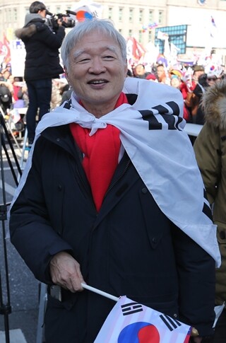 서석구 변호사가 2월11일 서울 중구 대한문 앞에서 열린 태극기집회에 참석해 태극기를 흔들고 있다. 한겨레 김태형 기자