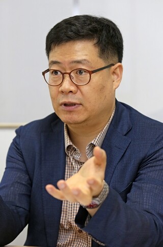 유원섭 교수는 건강보험료 체납을 이유로 국민의 건강권을 제한하면 안 된다고 강조한다. 김진수 기자