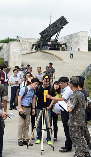Reporters covering the Ministry of National Defense observe the test of a Patriot missile radar at an airbase in the Seoul area