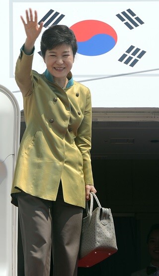박근혜 대통령이 2013년 5월5일 미국으로 출발할 예정인 전용기에 올라 손을 흔들고 있다. 한겨레 강창광 기자