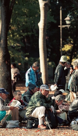 2003년 11월 우에노공원의 노숙인들. 2010년 도쿄도가 우에노 재생정비 사업을 단행하기 전까지 우에노공원은 집 없는 자들이 텐트를 치고 거주하는 그들의 ‘마지막 집’이었다.