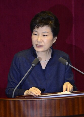 박근혜 대통령이 개성공단 폐쇄 직후인 지난 2월16일 국회를 찾아 특별 연설을 하고 있다. 사진공동취재단