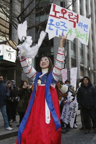 지난해 12월19일 열린 제3차 민중총궐기 ‘소요문화제’에서 한 참가자가 박근혜 대통령의 발언을 풍자한 팻말을 들고 행진하고 있다. 한겨레 이정아 기자