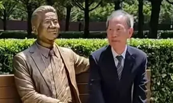 24년 만에 재회한 노무현과 김장하…“그립습니다” 묘역 첫 참배