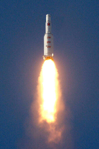 North Korea’s Feb. 7 long-range rocket launch from the Dongchangri launch site. (Yonhap News)　