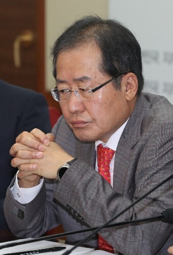 Liberty Korea Party leader Hong Joon-pyo attends a meeting of the LKP special committee on Sept. 18 at the party headquarters in the Yeoido district of Seoul. (Yonhap News)