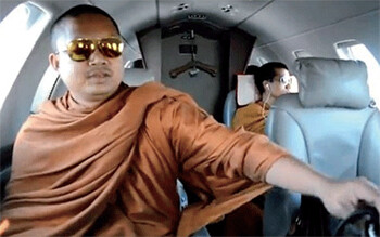 최근 인터넷에 공개돼 비난이 빗발친 타이 승려 루앙 푸 넨캄(앞줄)의 제트기 여행 동영상. 이 제트기는 1회 탑승료가 우리 돈으로 1천만원이 넘는다.유튜브 동영상 화면 갈무리