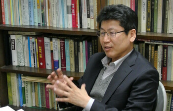  professor of religion at Hanshin University