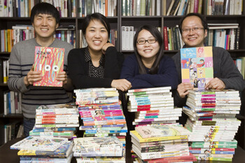 » 100호를 낸 <고래가 그랬어>를 만드는 사람들. 김광현 마케터, 강서림 디자이너, 안현선 편집장, 안상평 교육연구소 팀장(왼쪽부터).