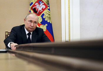 블라디미르 푸틴 러시아 대통령이 3월10일 모스크바에서 정부 각료들과 화상회의를 하고 있다. AP 연합뉴스