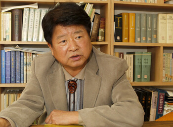 » 음식 칼럼니스트 김학민씨는 서울남부교도소(옛 영등포교도소) ‘출신’이다. 교도소 인쇄공장에서 공문서를 만들던 이들은 자투리 종이를 제본해 수첩을 만들어 썼다. 김씨는 거기에 교도소 생활의 하루하루를 기록했다. 그는 교도소에 있는 동안 읽은 책을 수첩에 기록했는데 모두 97권이었다. <한겨레21> 탁기형