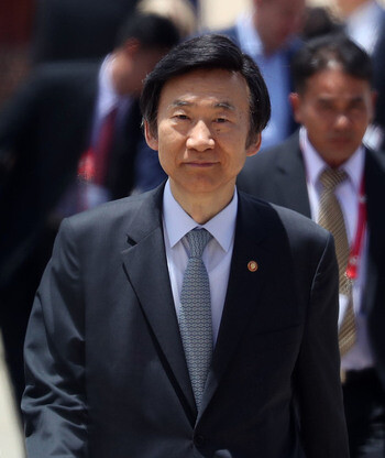 South Korean Foreign Minister Yun Byung-se enters the airport in Vientiane