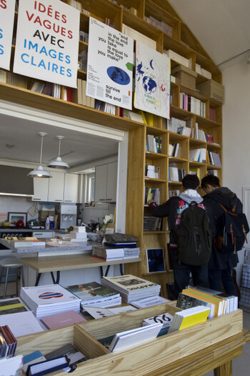 서울 홍익대 앞 독립출판 전문서점 ‘유어마인드’를 찾는 독자들.