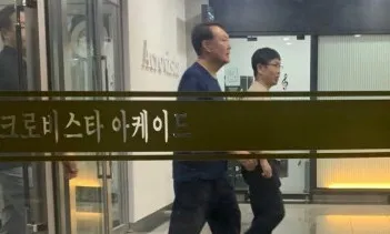 윤석열 아크로비스타 상가 또 활보…“세상이 고장 난 거 아니에요?”