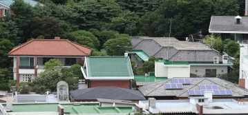 전두환 전 대통령의 서대문구 연희동 집 안채(오른쪽 회색 지붕이 잇닿아 있는 집)와 별채(왼쪽 빨간 지붕 건물). 김정효 기자 hyopd@hani.co.kr