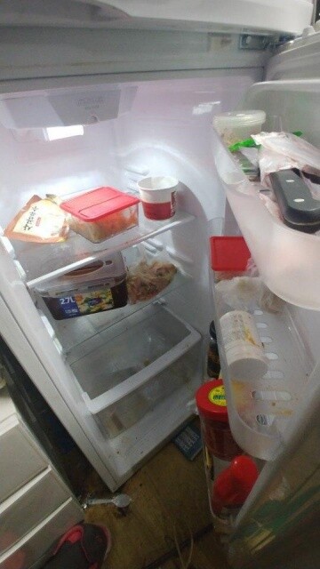 적환장 컨테이너에 있는 냉장고에는 얼린 밥덩이와 쉰 김치만 있었다. 장애우권익문제연구소 제공