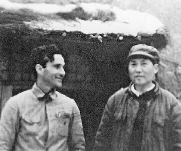 1937년 중국 공산당이 옌안에 주둔하고 있던 무렵 마오쩌둥(오른쪽)과 에드거 스노(왼쪽). 당시 님 웨일스의 남편이었던 에드거 스노는 대장정기를 기록한 <중국의 붉은 별>를 써낸다. 1991년 고석만과 한·중 합작 드라마 <아리랑> 제작에 합의한 <시시티브이> 쪽에서는 에드거 스노도 등장시켜줄 것을 요구했다.